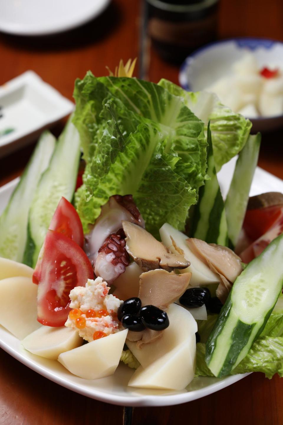 造型立體的「招牌沙拉」共有9種食材，自製滷鮑魚、清燙章魚、馬鈴薯沙拉都好吃，夏天還會加上冷筍。（400元／小份、600元／大份）