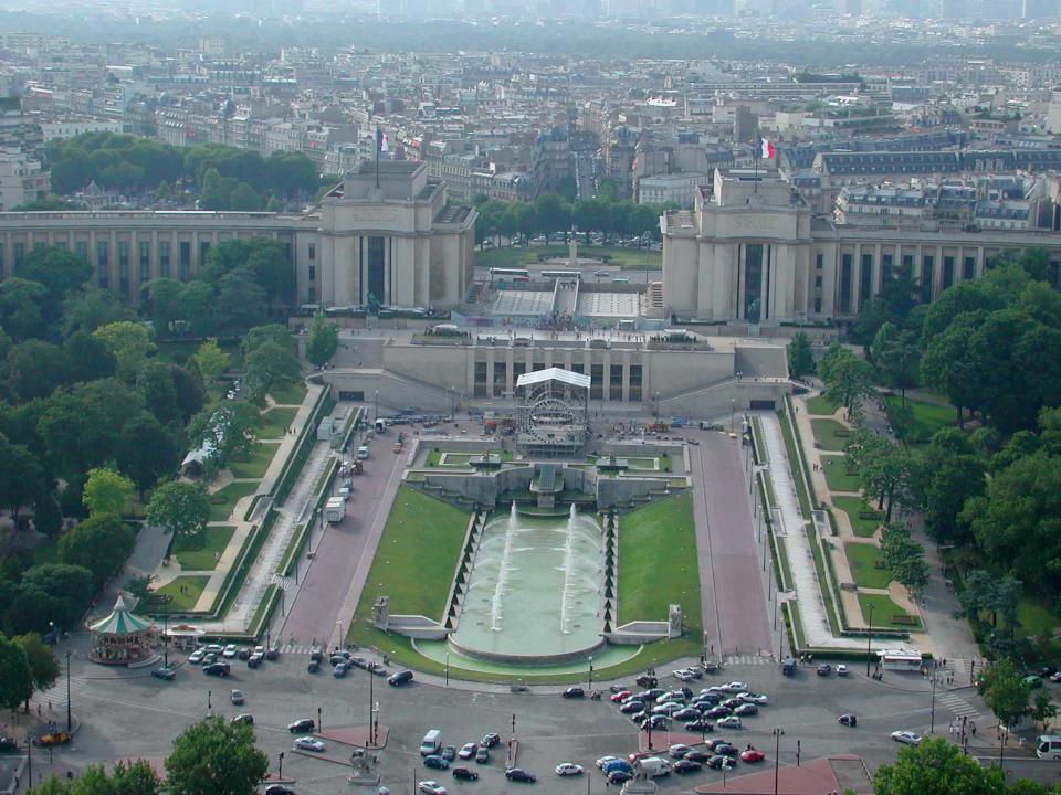 Menikmati Paris dari Menara Eiffel