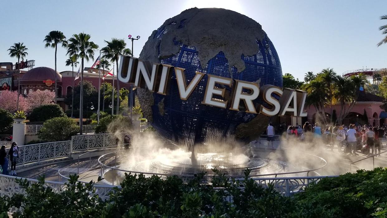  Universal Orlando Resort Globe. 