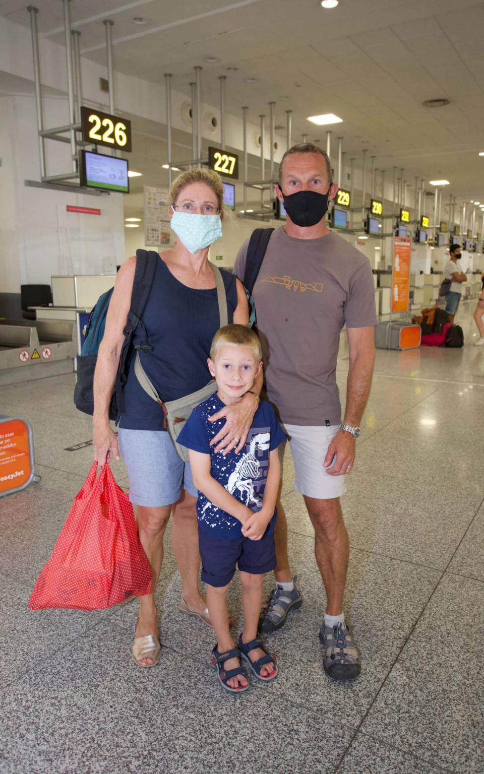 Peter Anderson returning to the UK with his wife Gaynor and son Thomas after the quarantine was announced - Solarpix