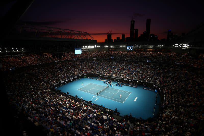 Panorama del partido entre Novak Djokovic de Serbia y Dominic Thiem, en el Abierto de Australia en Melbourne.