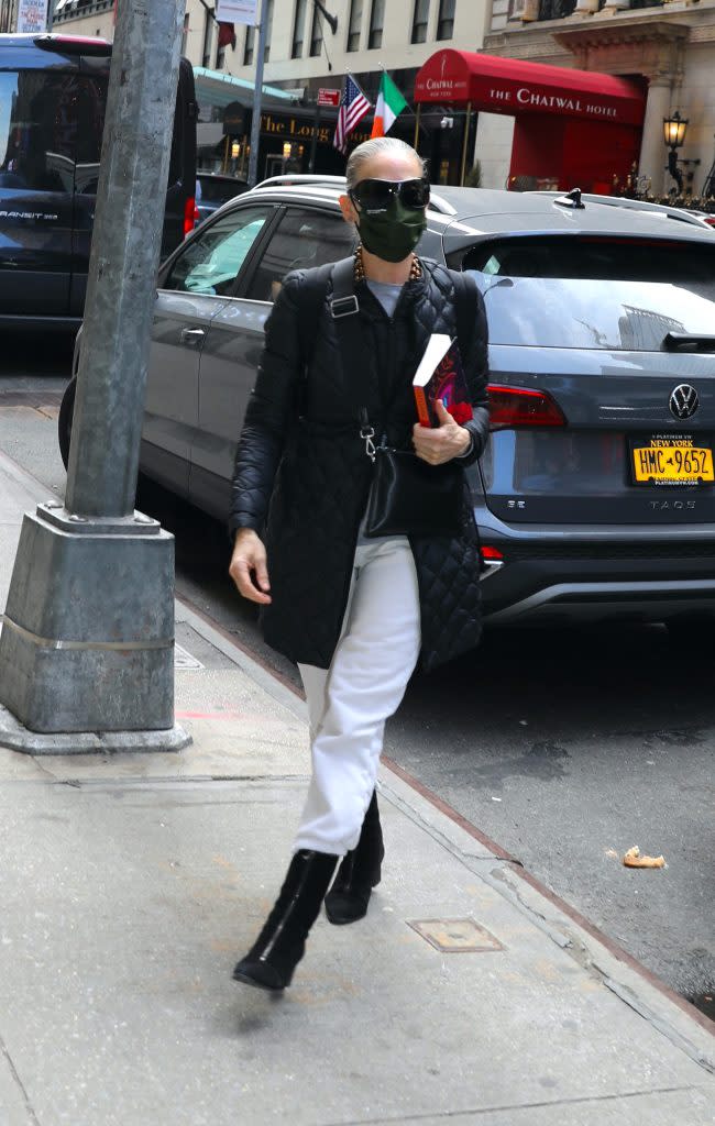 Sarah Jessica Parker arrives at the Hudson Theater on Broadway in New York City on March 23, 2022. - Credit: Jose Perez/Bauergriffin.com / MEGA