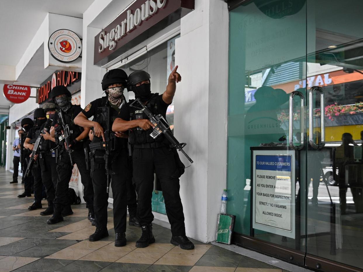 Members of a police SWAT team take positions outside one of the entrances to the mall: AFP via Getty Images