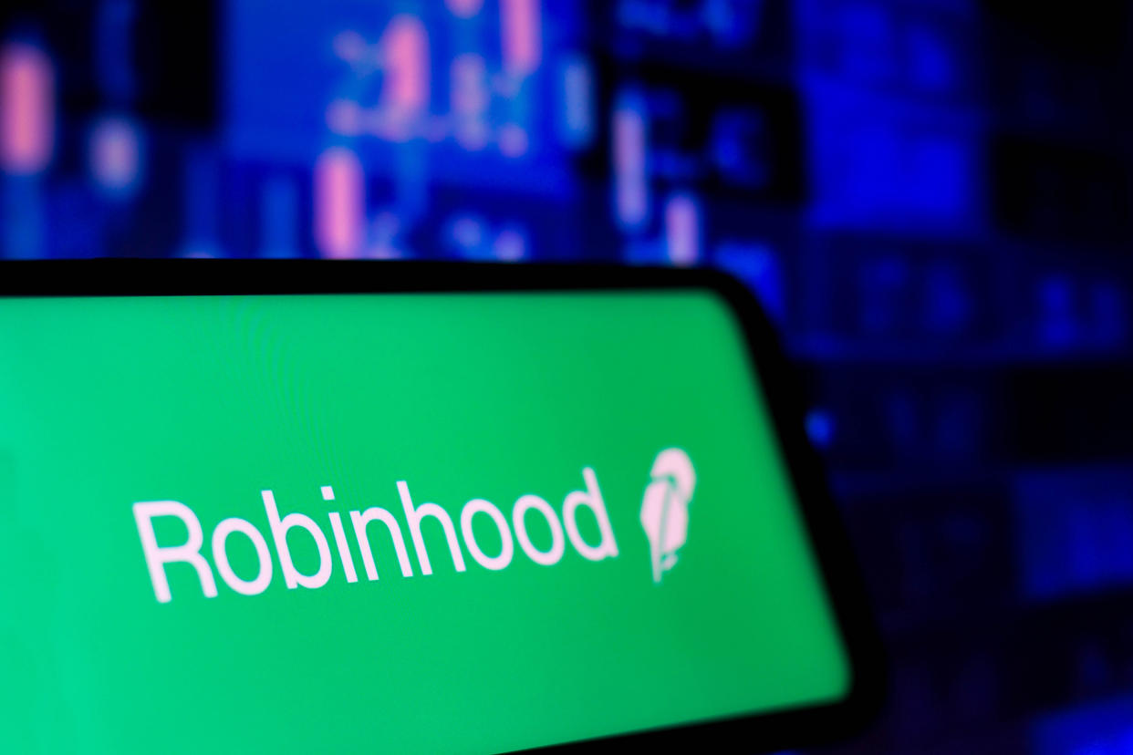 BRAZIL - 2021/08/05: In this photo illustration the Robinhood Markets logo seen displayed on a smartphone. (Photo Illustration by Rafael Henrique/SOPA Images/LightRocket via Getty Images)