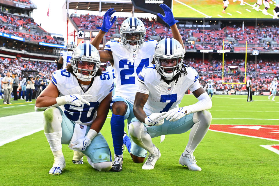 CLEVELAND, OHIO - 08 DE SETEMBRO: Trevon Diggs #7 do Dallas Cowboys comemora com companheiros de equipe após uma interceptação durante o quarto período contra o Cleveland Browns no Cleveland Browns Stadium em 08 de setembro de 2024 em Cleveland, Ohio. (Foto de Jason Miller/Getty Images)