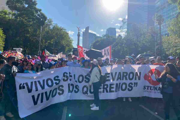 marcha ayotzinapa 2023