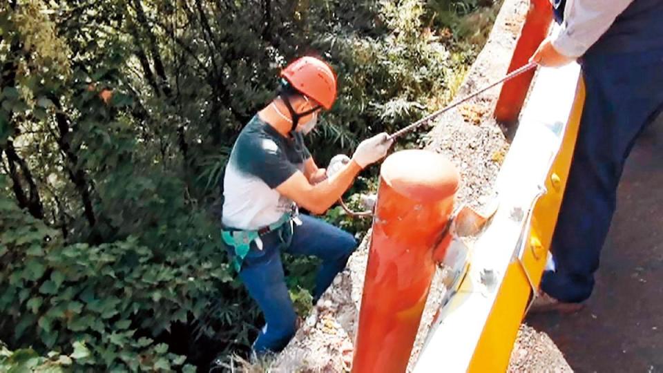 警方根據死者託夢的內容，在中橫公路邊坡找到屍桶。（東森新聞提供）