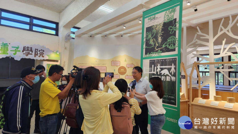 東勢林區管理處處長張弘毅受訪說明台日藝術特展主題內容及藝術交流意義。