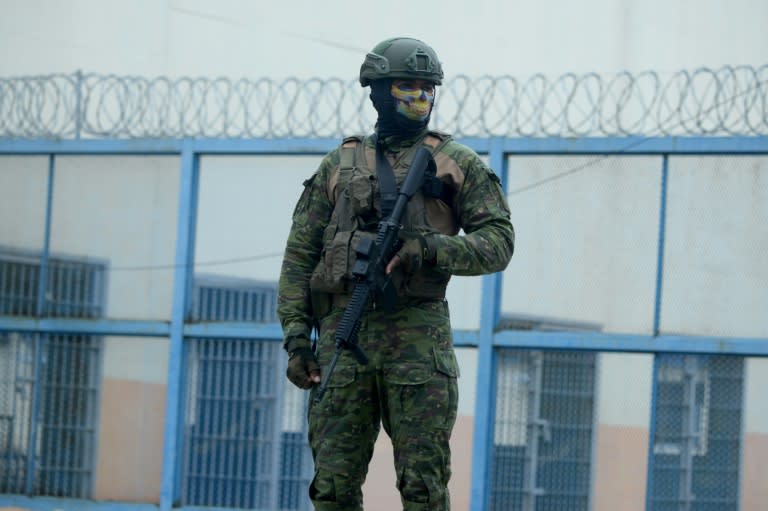 Un militar vigila la cárcel El Rodeo en Portoviejo (Ecuador) el 5 de junio de 2024. (Gerardo MENOSCAL)