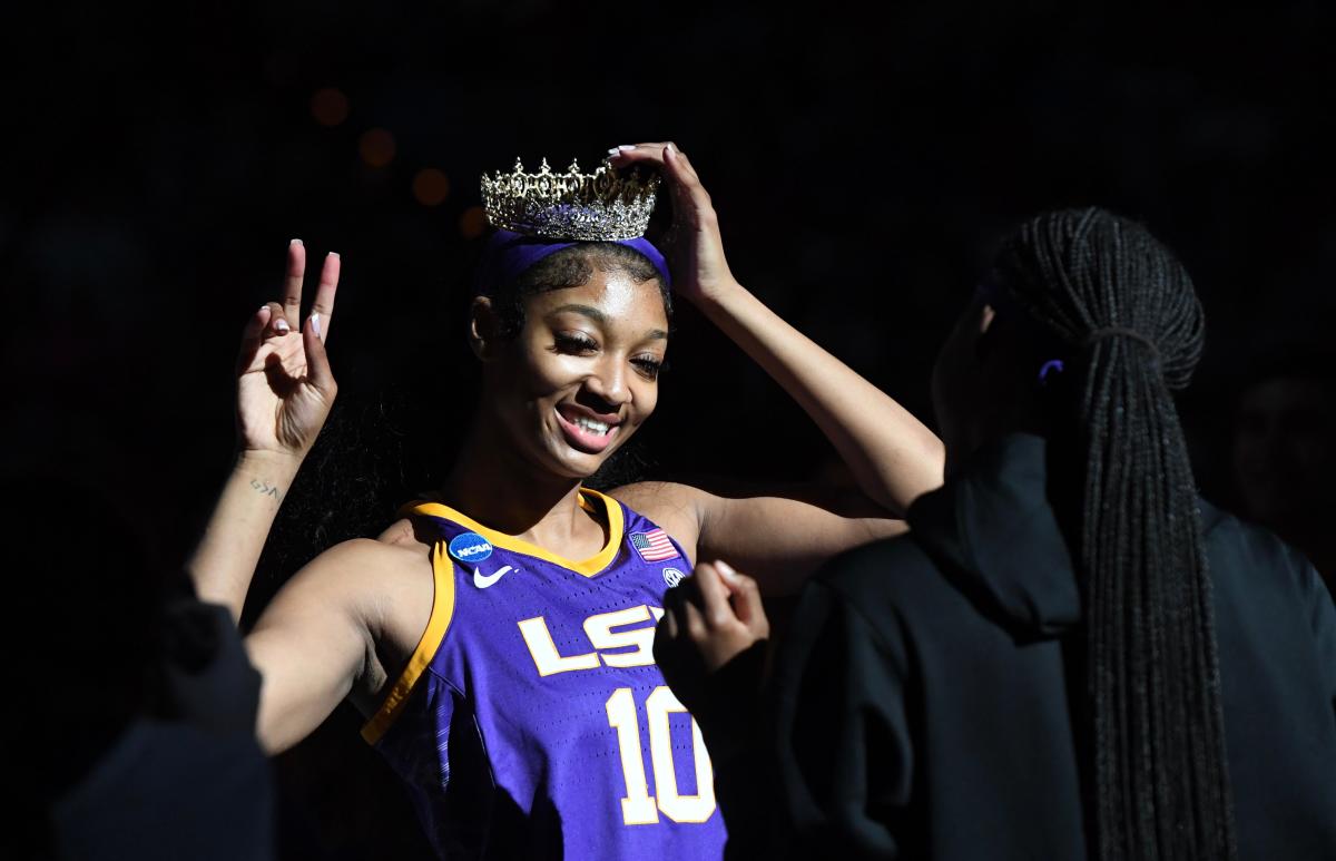 Why LSU women's basketball has crown on bench for Angel Reese at Sweet