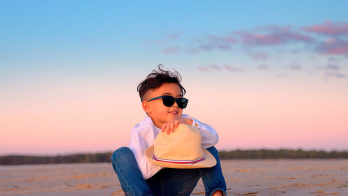 周杰倫的兒子Romeo在〈粉色海洋〉MV入鏡，扭腰擺臀的模樣，每個畫面都萌度破表。 （杰威爾音樂提供）