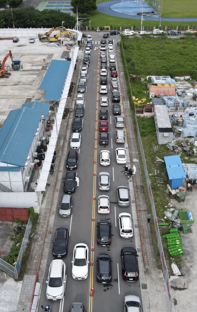 本土單日確診逼近三萬例，台北市士北科四日起開設「車來速」PCR篩檢，許多非快篩陽或無預約民眾前來，現場車輛大排長龍。 （中央社）