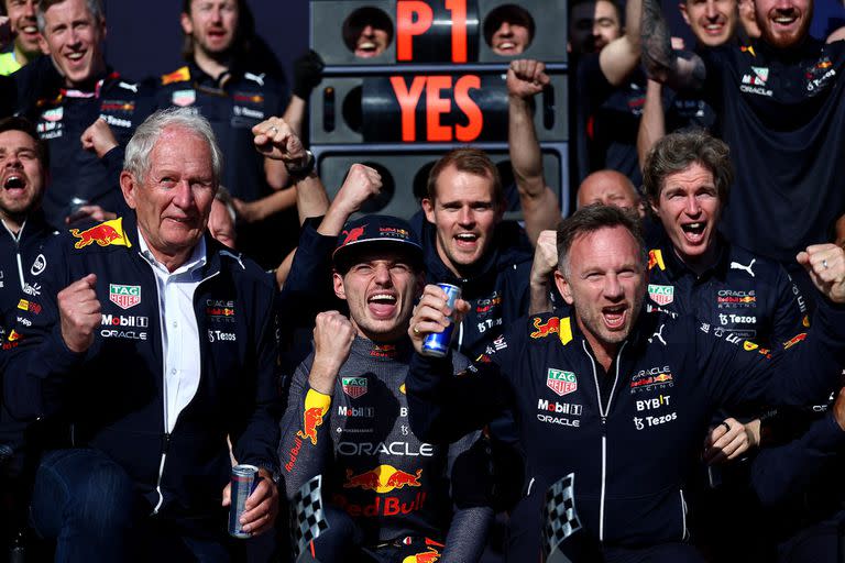 Max Verstappen celebra la victoria en el Gran Premio de Canadá  flanqueado por Helmut Marko y Christian Horner; el neerlandés abrió a 46 puntos la brecha con su compañero de garaje Sergio Checo Pérez en el Mundial de Pilotos