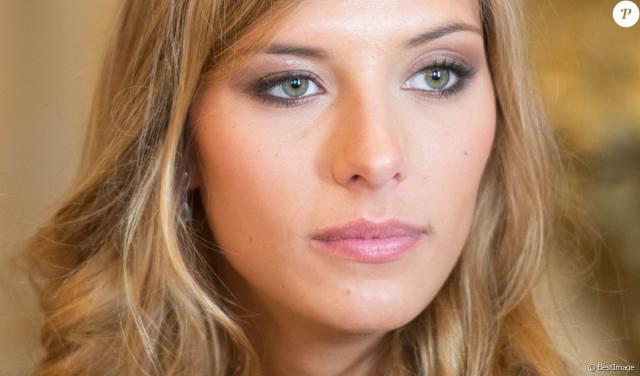 Camille Cerf A Une Soeur Jumelle Rares Photos De Mathilde Qui Nest Pas Son Sosie 