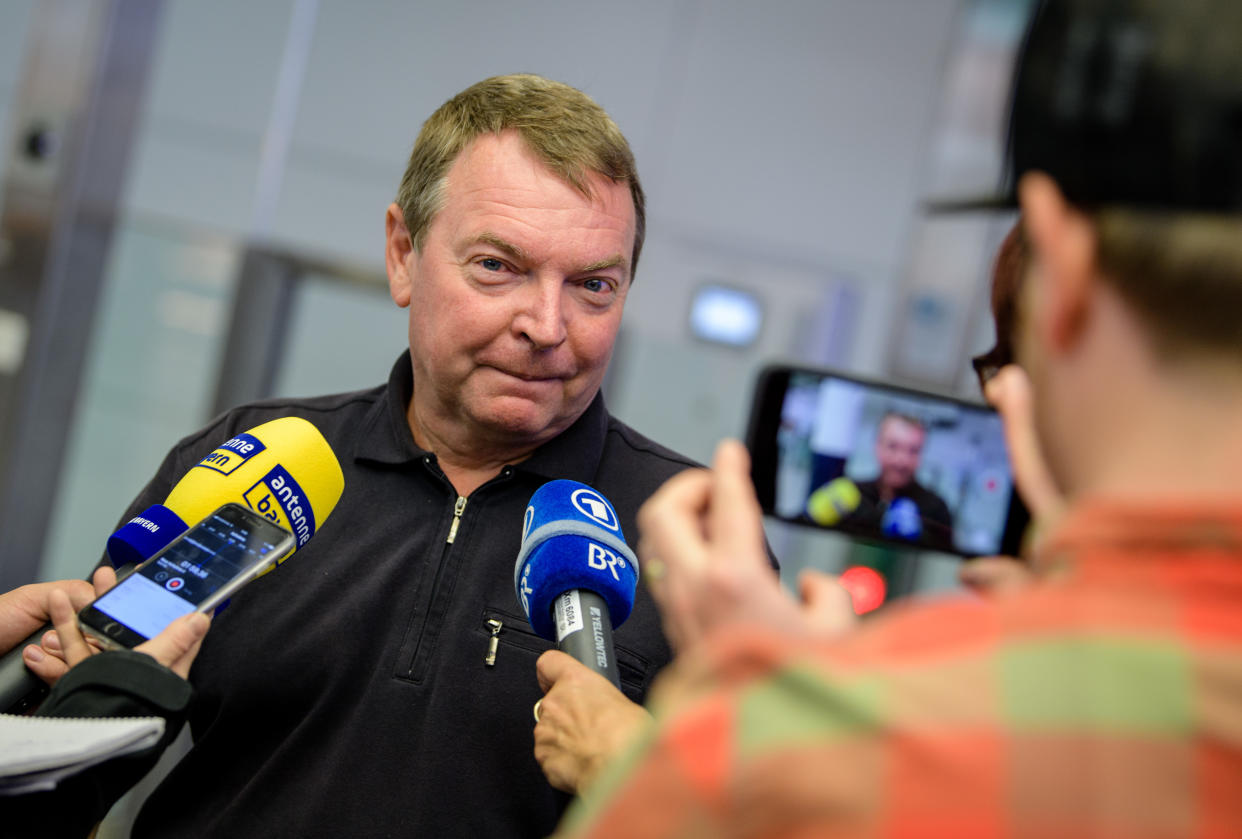 Claus-Peter Reisch nach seiner Landung am Montagabend in München. (Bild: Matthias Balk/dpa)