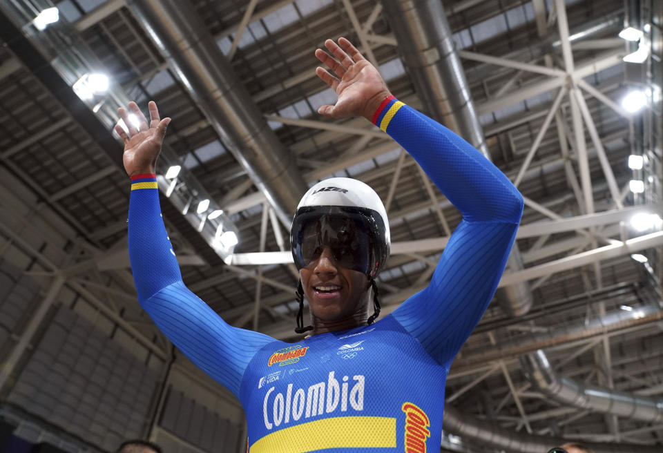 El colombiano Kevin Quintero celebra tras ganar la final del keirin en el Mundial de ciclismo, el miércoles 9 de agosto de 2023, en Glasgow, Escocia. (Tim Goode/PA vía AP)