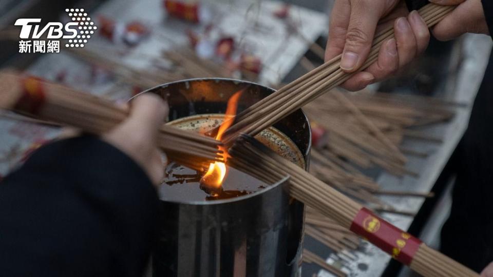 「不上班、不上進、只上香」成為大陸社群媒體上的流行語。（圖／達志影像美聯社）