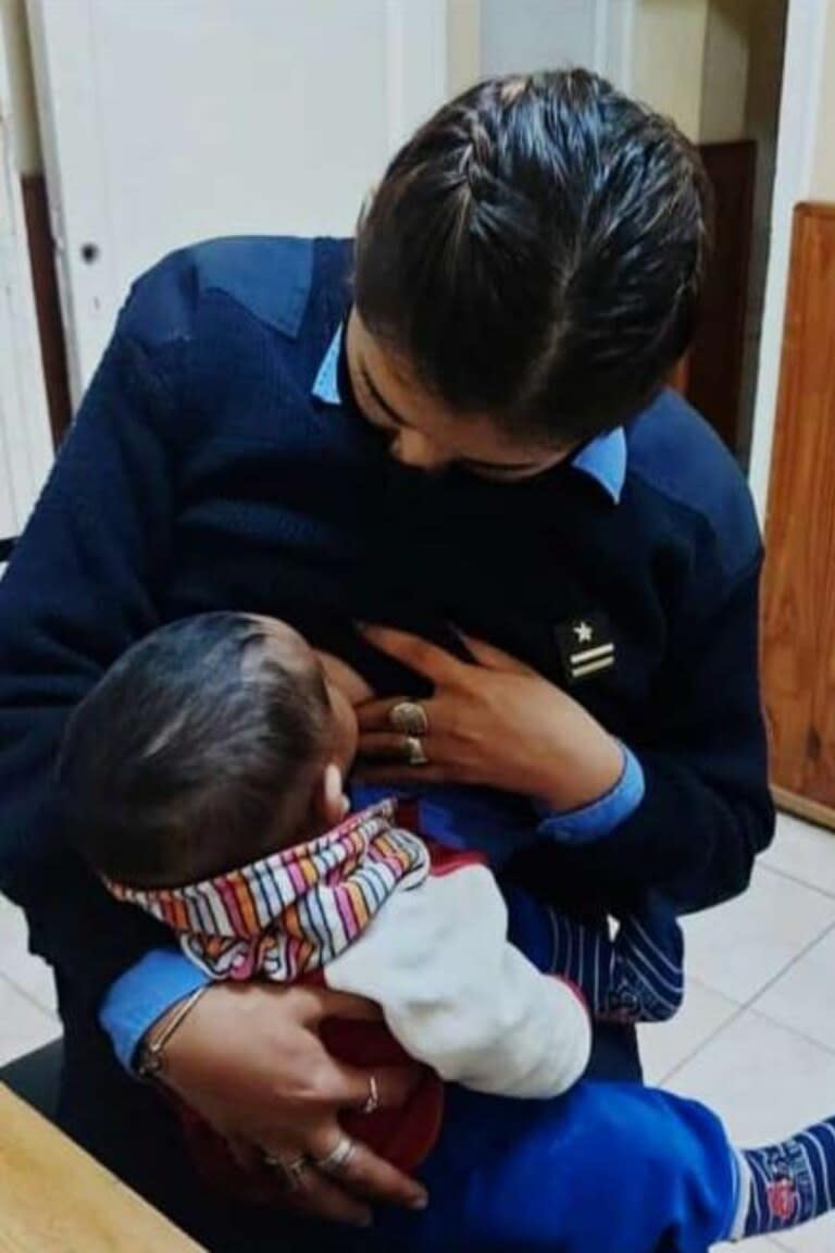 La mujer tiene un hijo al que está amamantando, por lo que pudo alimentar al niño