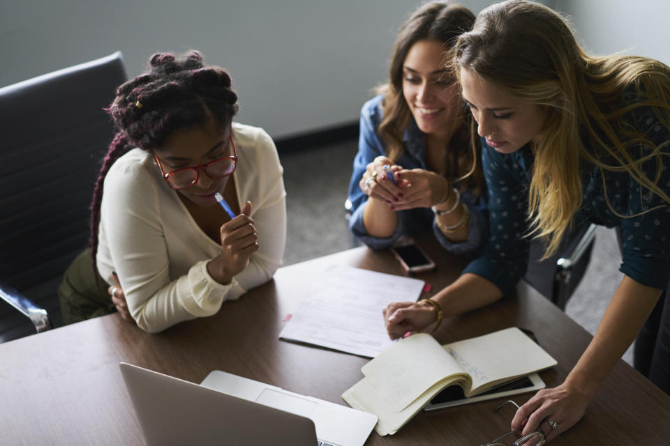 Teamfähigkeit ist eines von vielen Soft Skills, die sich Arbeitgeber von Bewerbern wünschen. - Copyright: Getty Images