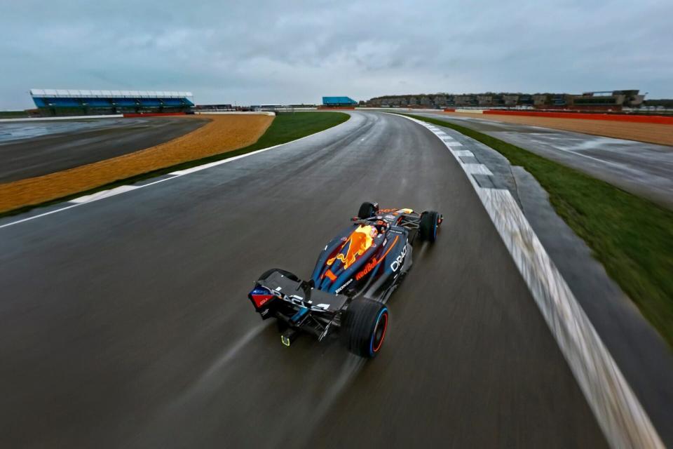全新穿越機技術捕捉Max-Verstappen駕駛RB20賽車奔馳在銀石賽道