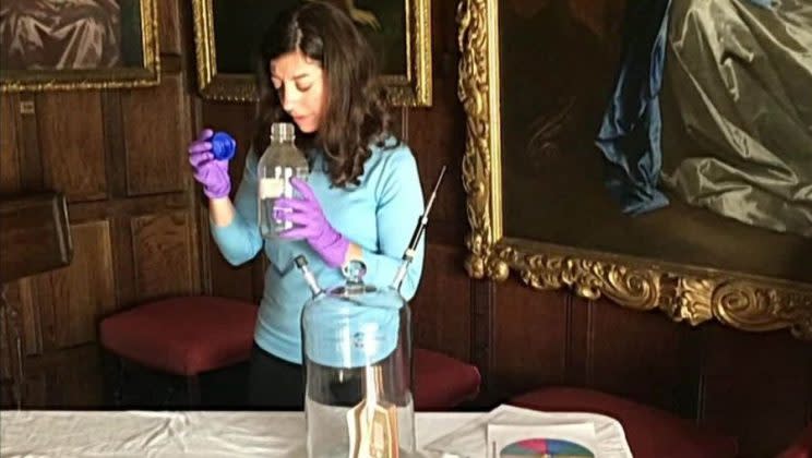 Cecilia Bembibre recogiendo el aroma de un objeto histórico