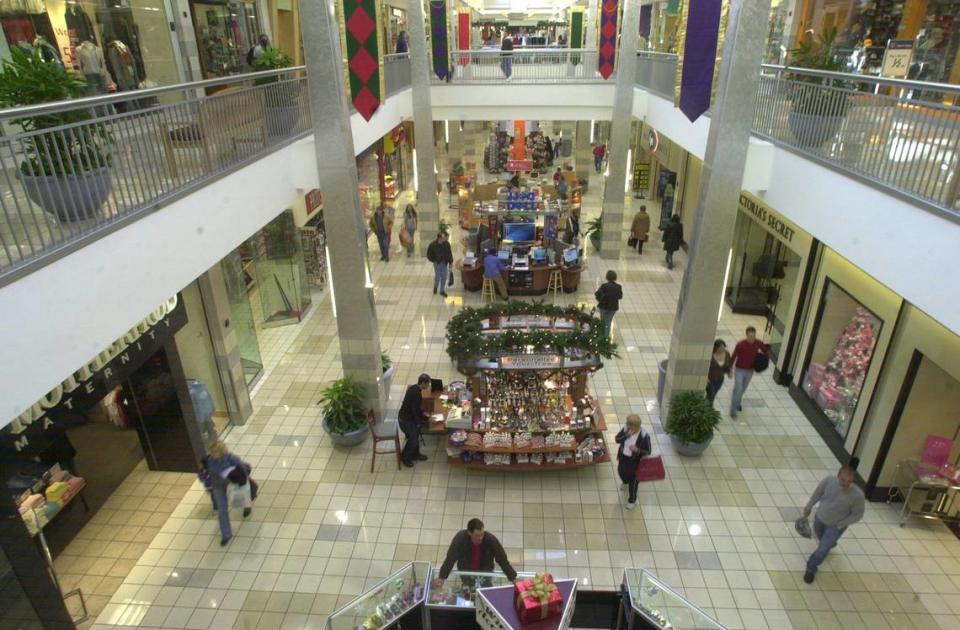 Shoppers browse at St. Clair Square during the 2005 holiday shopping season.