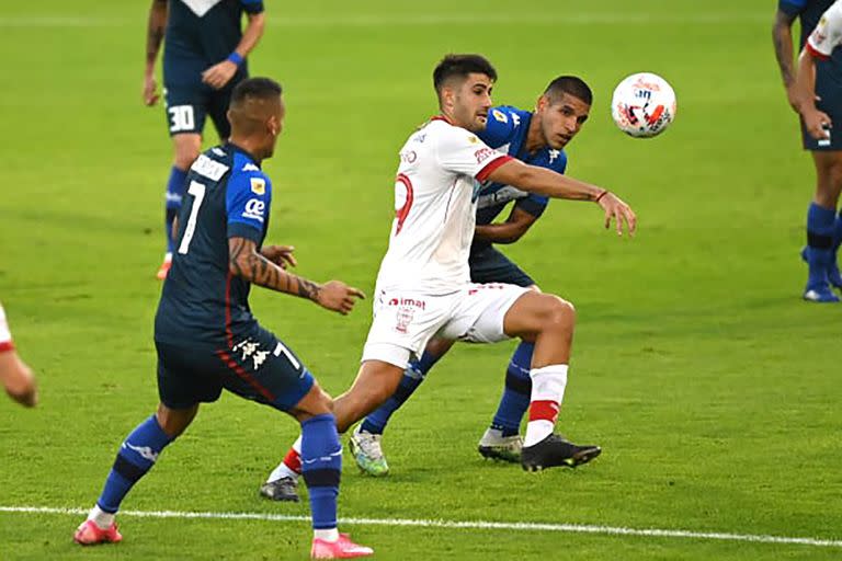 Nicolás Cordero, de Huracán, y Luis Abram, de Vélez, cuerpo a cuerpo en Liniers, donde el encuentro comenzó 75 minutos antes que lo programado hasta unas horas antes.