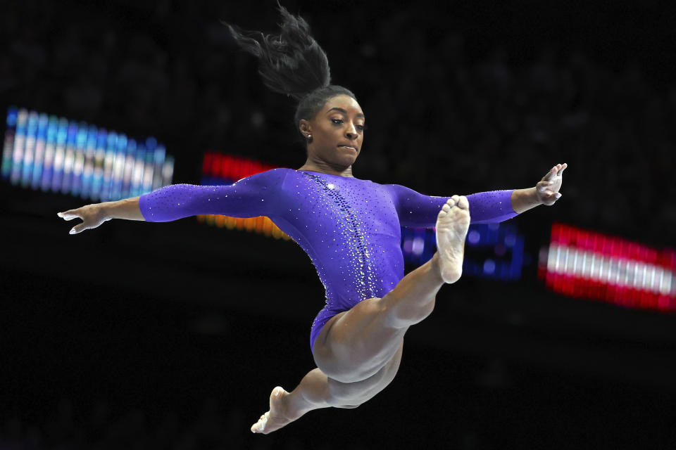 ARCHIVO - Simone Biles, de Estados Unidos, compite en la viga de equilibrio durante las finales por aparatos en Amberes, Bélgica, el 8 de octubre de 2023 (AP Foto/Geert vanden Wijngaert, archivo)