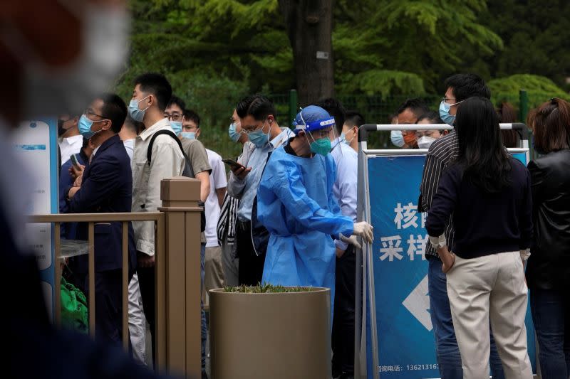 ▲北京疫情愈顯嚴峻，北京市宣布22日起所有進返京人員實行落地「三天三檢」。圖為25日的朝陽區，民眾正在排隊等待檢測。（圖／美聯社／達志影像）