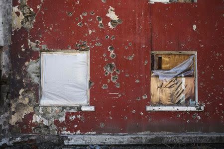 A house which was damaged by fighting is seen in the town of Vuhlehirsk February 25, 2015. REUTERS/Baz Ratner