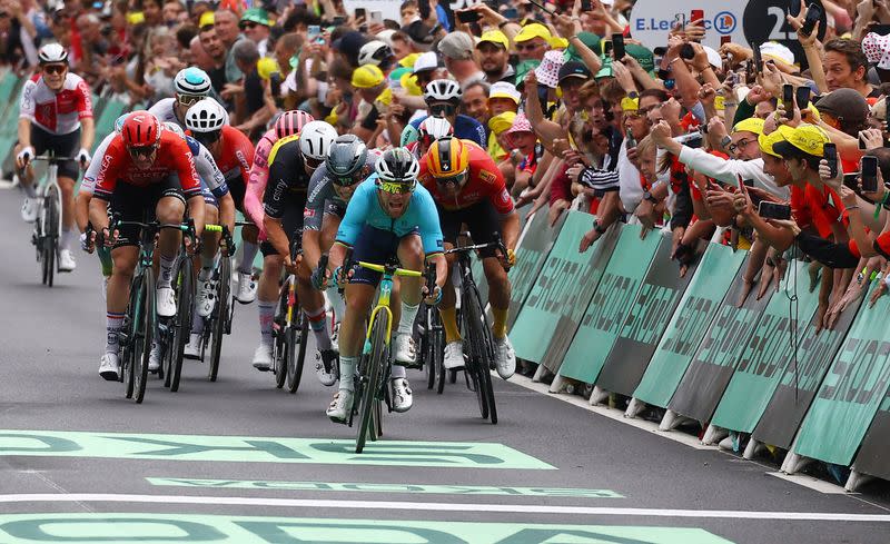 Mark Cavendish, del Astana Qazaqstan Team, antes de cruzar la meta para ganar la 5ª etapa y su 35ª victoria de etapa para batir el récord de victorias de etapa de la historia