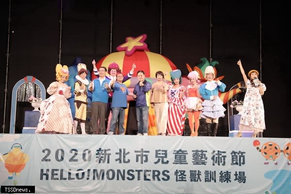 新北市副市長吳明機及如果兒童劇團團長趙自強一起感謝現場觀眾的熱情參與。