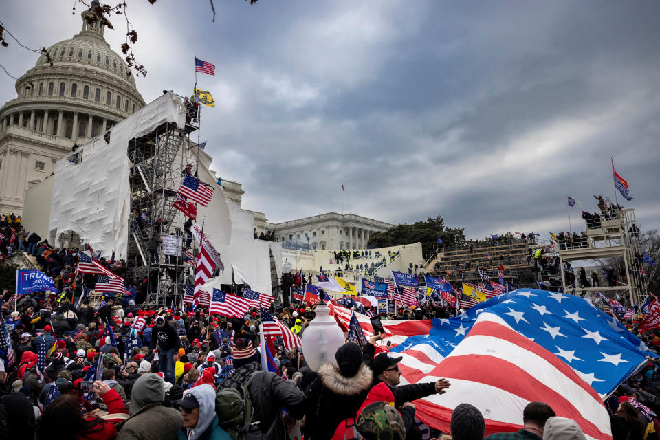 Seguidores de Donald Trump, creyentes de teorías conspirativas diversas, atacan el Capitolio en Washington DC el pasado 6 de enero de 2021 para tratar de evitar la certificación del triunfo electoral de Joe Biden. (Brent Stirton/Getty Images)