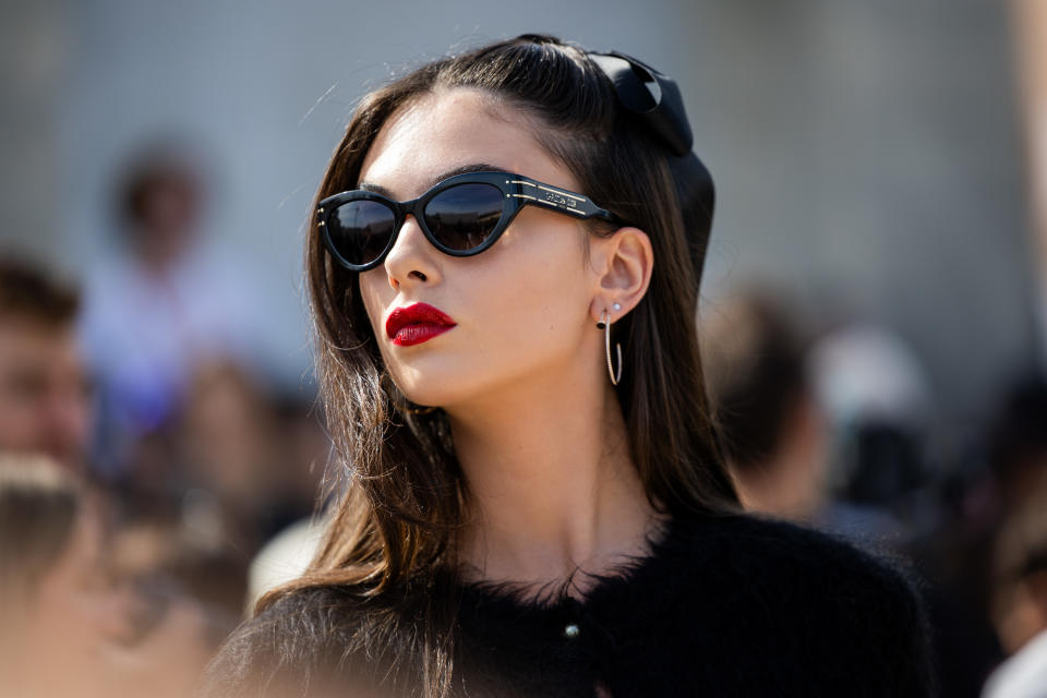 Deva Cassel wearing noeud dans ses cheveux au défilé Printemps / Été 2024 at Dior lors de la Paris Fashion Week in September 2023 