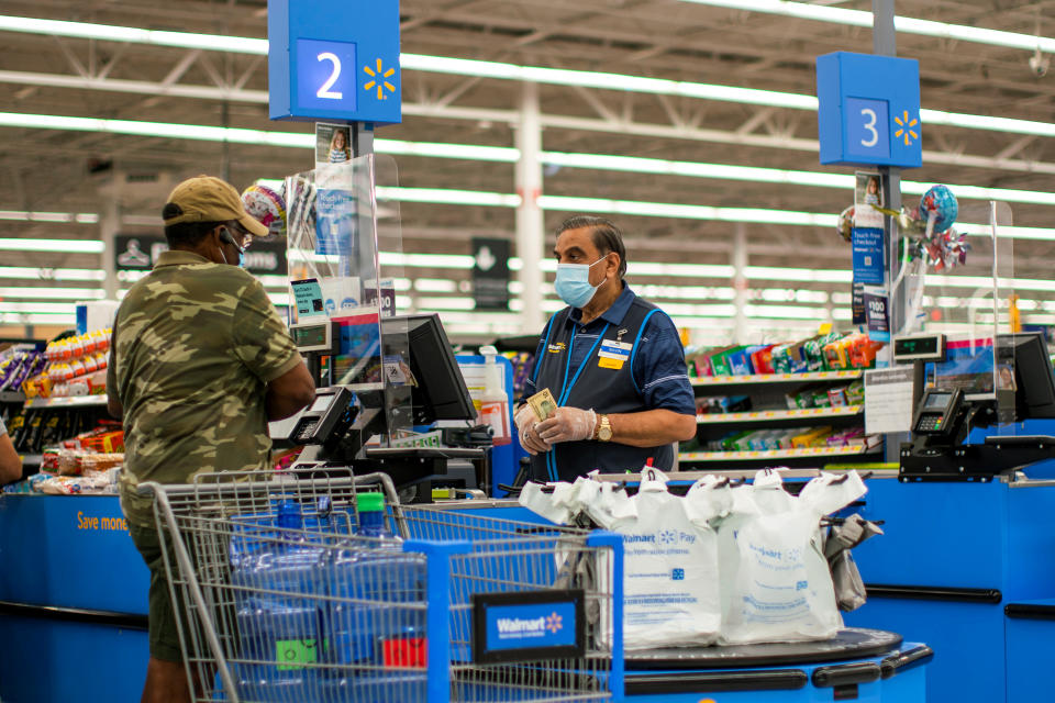 Trabajadaor de Walmart en North Brunswick, New Jersey, Estados Unidos. Foto: REUTERS/Eduardo Munoz