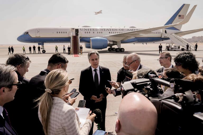 El secretario de Estado estadounidense Antony Blinken habla con los periodistas tras su reunión con el presidente egipcio, en el aeropuerto de El Cairo, el 10 de junio de 2024. Blinken llegó a Egipto al inicio de una gira regional para impulsar el tan esperado alto el fuego en Gaza entre Israel y Hamas.