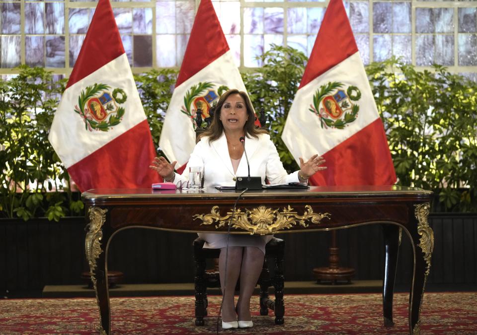 La presidenta de Perú, Dina Boluarte, da una conferencia de prensa con medios extranjeros en el palacio de gobierno en Lima, Perú, el martes 24 de enero de 2023. (AP Foto/Martín Mejía)