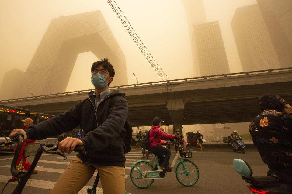 <p>La capitale cinese si è svegliata in una inquietante nebbia giallastra. E' il risultato dello smog e della più grande tempesta di sabbia - arrivata dalla Mongolia - che ha investito la metropoli in quasi un decennio. (AP Photo/Mark Schiefelbein)</p> 