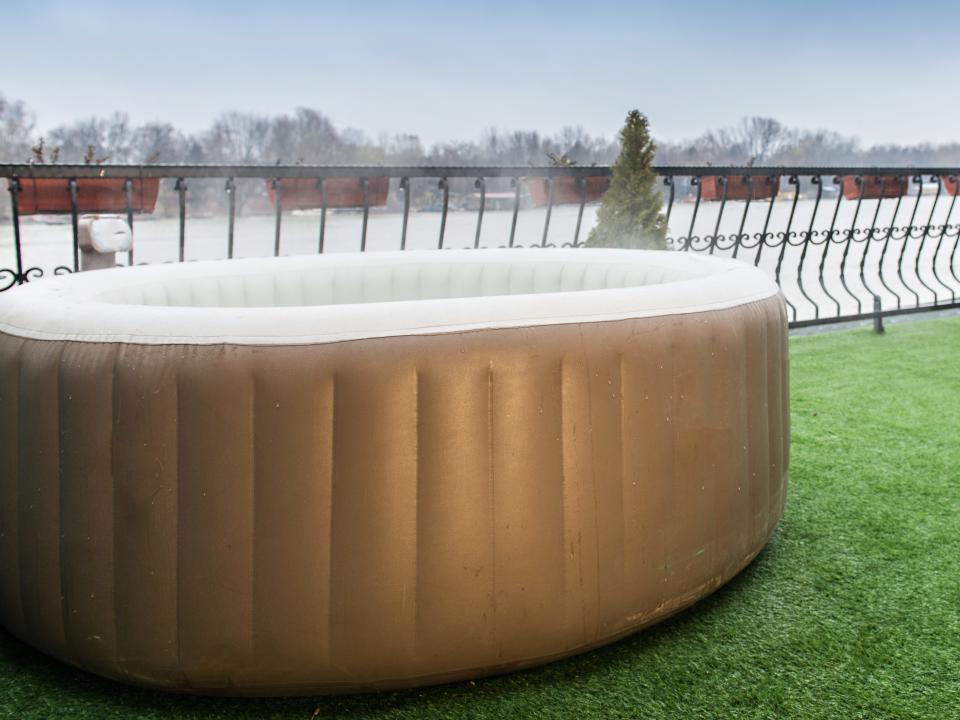 Inflatable hot tub