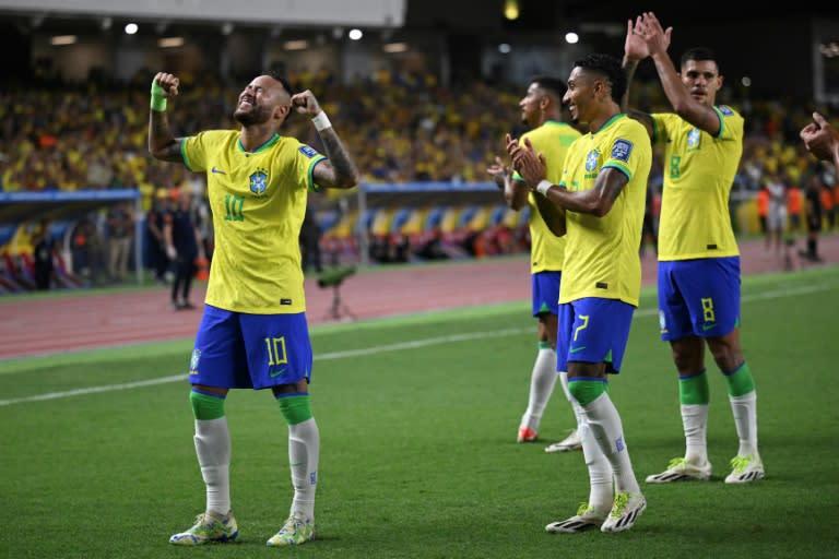 Neymar celebra un gol para Brasil ante el aplauso de sus compañeros en el partido contra Bolivia por la eliminatoria sudamericana al Mundial-2026 el 8 de septiembre de 2023 en Belém, Brasil (CARL DE SOUZA)