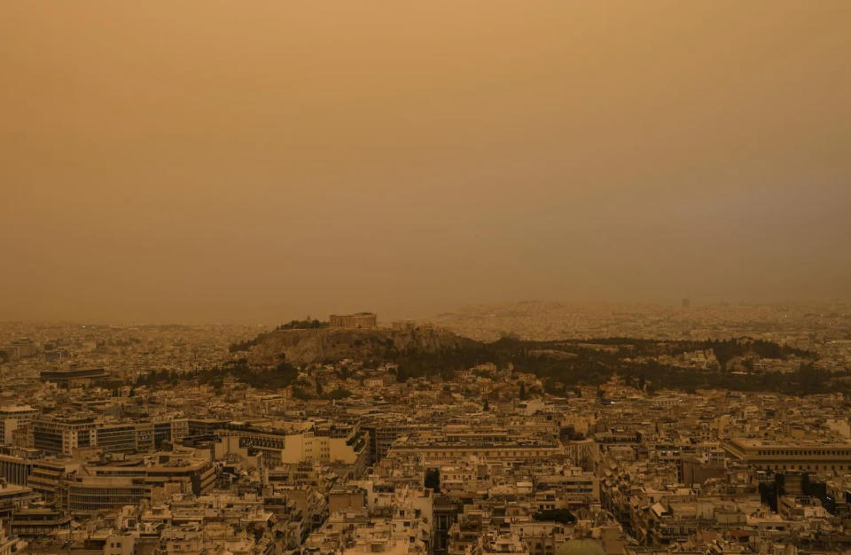 <strong>雅典被沙塵暴襲擊，整片天空都變成橘紅色。（圖／美聯社）</strong>