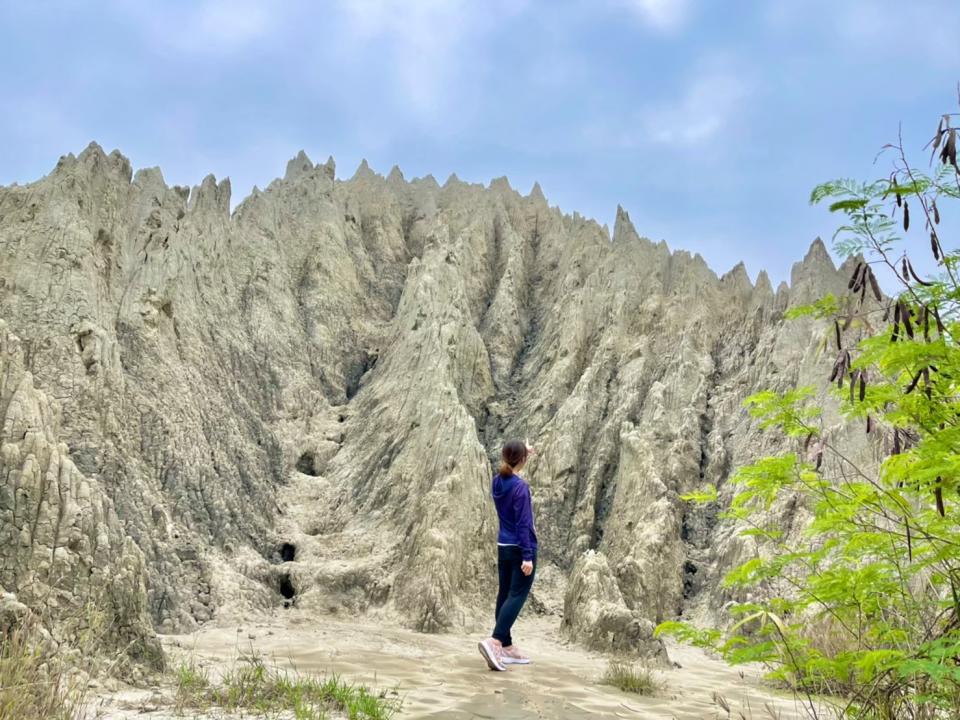 漯底山自然公園惡地形，有登入月球的感覺。（圖／高雄市政府觀光局）