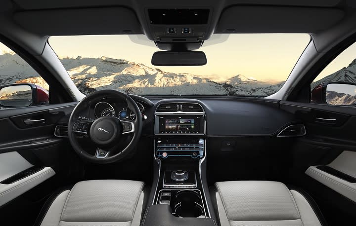 2017 Jaguar XE interior photo