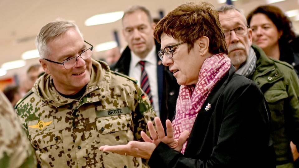 Annegret Kramp-Karrenbauer unterhält sich in Masar-i-Scharif mit Bundeswehr-Brigadegeneral Jürgen Brötz.