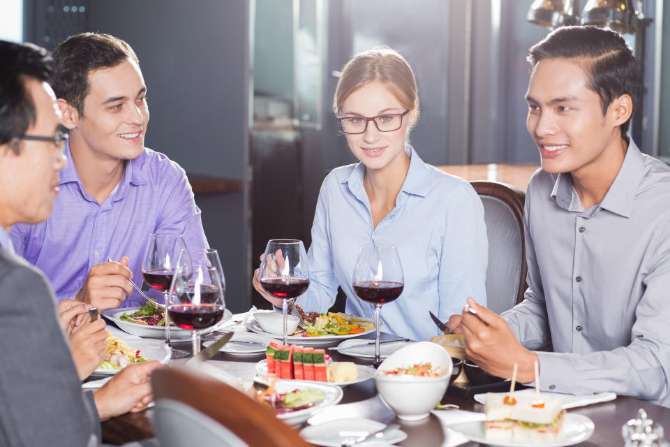 <p>En una mesa francesa siempre verás las manos encima de la mesa. Tenerlas debajo no está bien visto. (Foto: Freepik / <a rel="nofollow noopener" href="https://www.freepik.com/free-photo/business-partners-having-dinner-in-restaurant_993545.htm" target="_blank" data-ylk="slk:katemangostar;elm:context_link;itc:0;sec:content-canvas" class="link ">katemangostar</a>). </p>