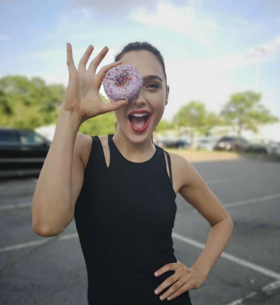 <p>Nos despedimos con un consejo de la propia Wonder Woman: “Vive con valentía y come dónuts”. (Foto: Instagram / <a rel="nofollow noopener" href="https://www.instagram.com/gal_gadot/" target="_blank" data-ylk="slk:@gal_gadot;elm:context_link;itc:0;sec:content-canvas" class="link ">@gal_gadot</a>). </p>