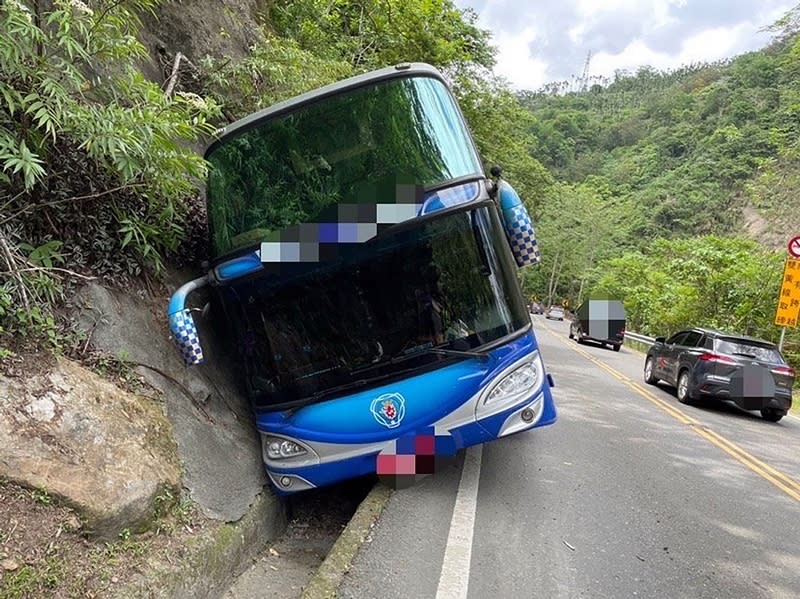 台18線阿里山公路35.4公里處1日下午發生一起自撞車禍，現場為一輛遊覽車擦撞山壁、右側前後輪胎掉入山溝，4名乘客輕傷。警方指出，駕駛疑是為閃避路中突然出現的台灣獼猴才會失控釀禍。（圖／警方提供）