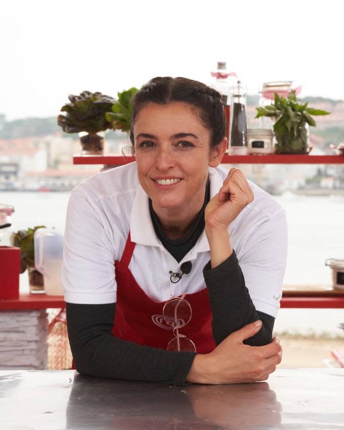 Blanca Romero con el delantal del equipo rojo de Masterchef Celebrity