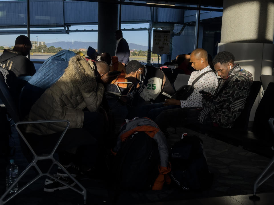 Migrantes africanos esperando en el aeropuerto internacional El Dorado de Bogotá un vuelo a El Salvador, parte de su viaje hacia Estados Unidos. (Federico Rios/The New York Times)