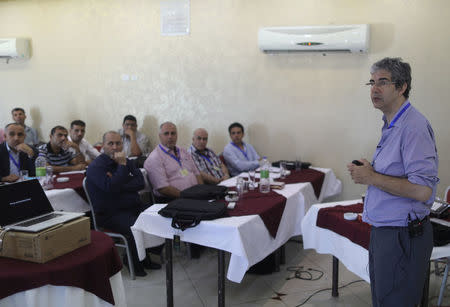 British surgeon David Nott trains Palestinian doctors in Gaza City July 10, 2017. Picture taken July 10, 2017. REUTERS/Mohammed Salem